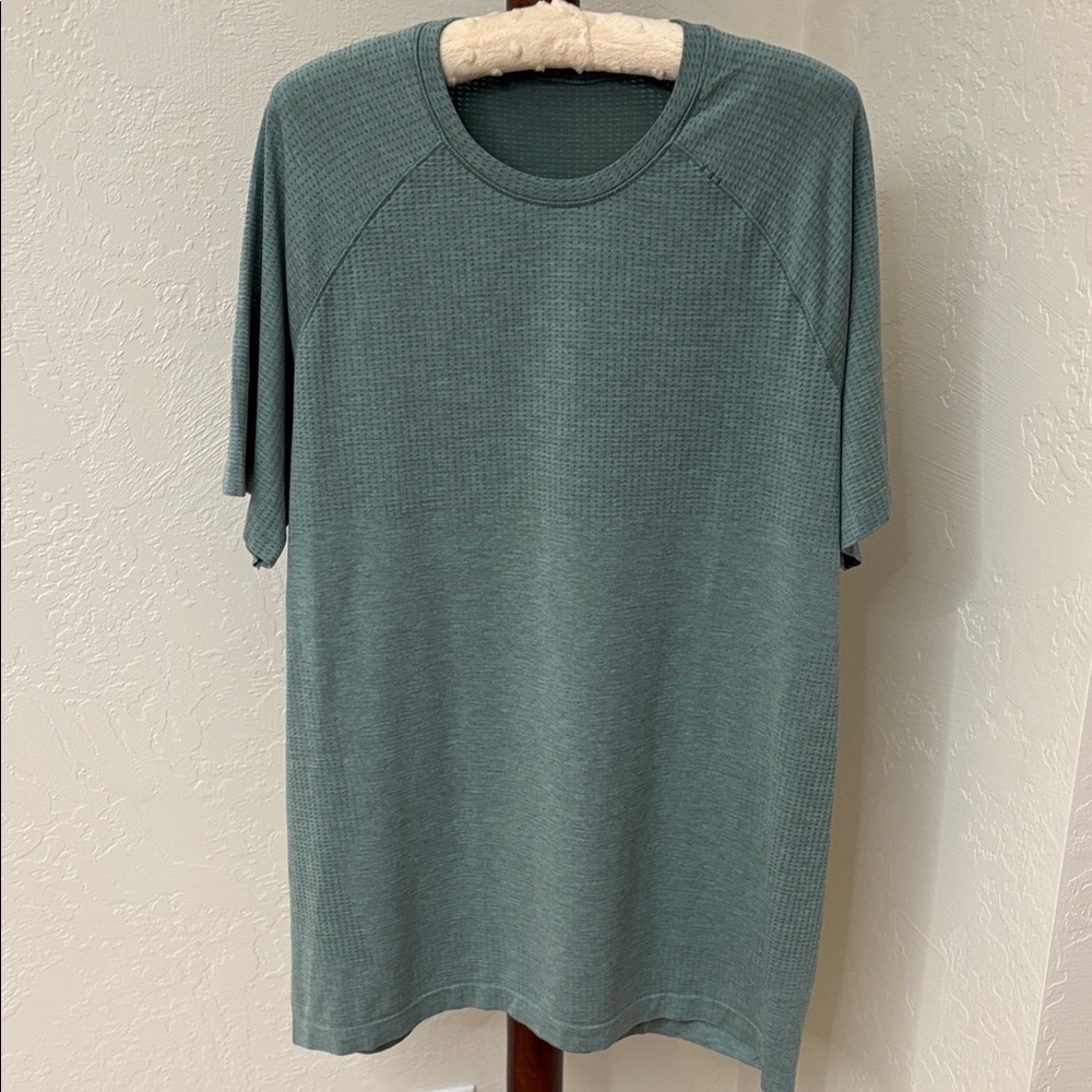 Men’s Lululemon performance T shirt.